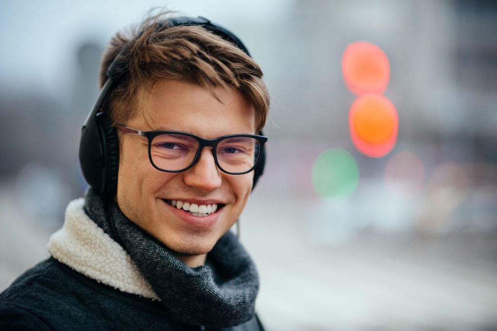 Okulary korekcyjne męskie to nie tylko narzędzie poprawiające wzrok, ale również ważny element stylizacji