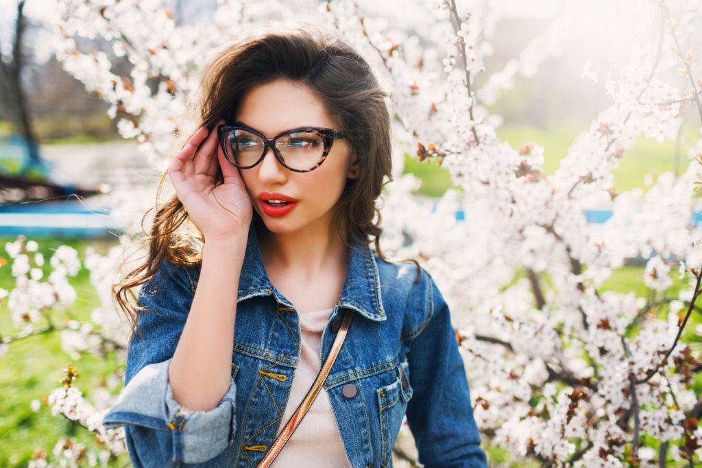 Wybór odpowiednich oprawek do okularów korekcyjnych to nie tylko kwestia poprawy ostrości widzenia, ale również element wpływający na nasz wygląd i samopoczucie